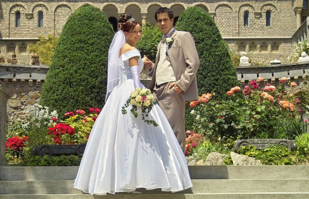 Factors To Keep In Mind Prior To Hiring A Wedding Dress Designer