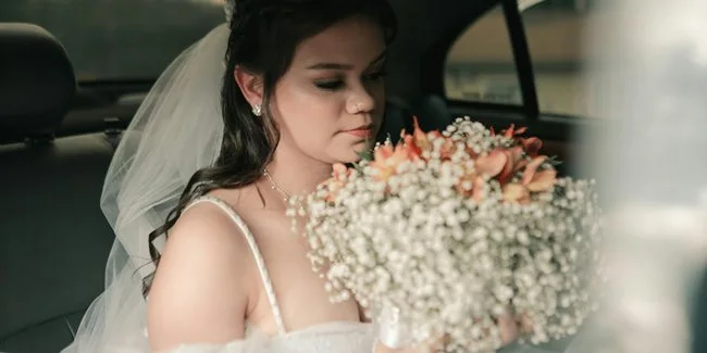 Minimalist or City Hall Wedding